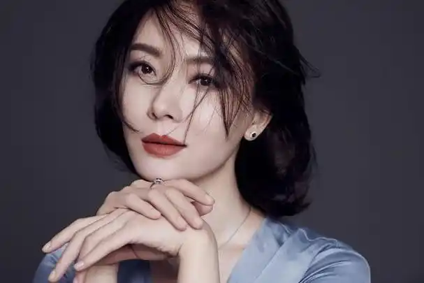 不管是内在还是外在有的人就诠释的很好,岁月并没有在她脸上呈现出来