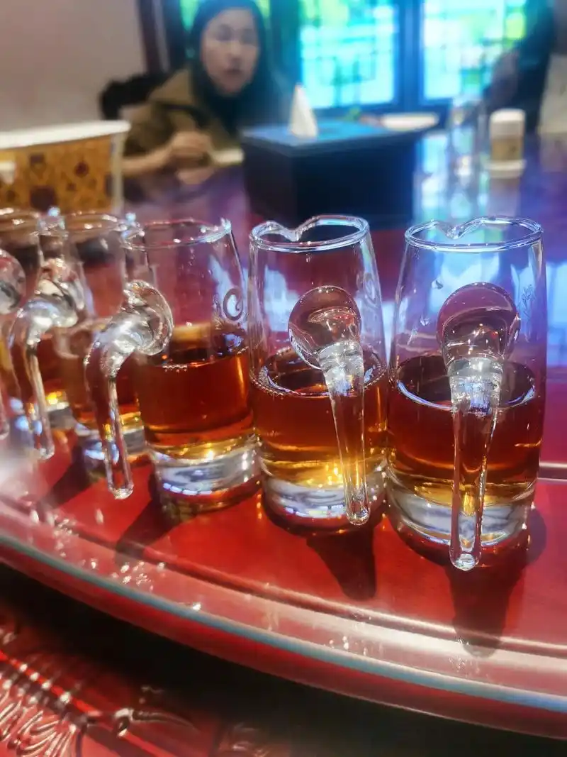 姐妹情深,喝酒平分.姐妹情厚,两杯不够.老乡见老乡,敬酒要敬 - 抖音