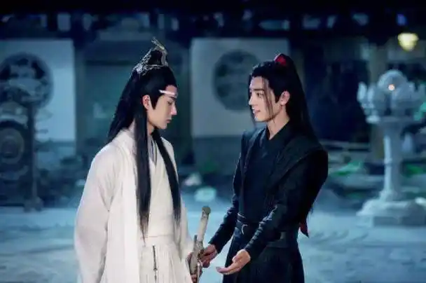 王一博横店约好友小聚,综艺拍戏两不误,同时爆红后,肖战却销声匿迹