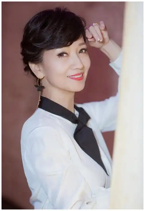 63岁不老女神赵雅芝素颜照曝光,网友纷纷感叹这才是她该有的样子