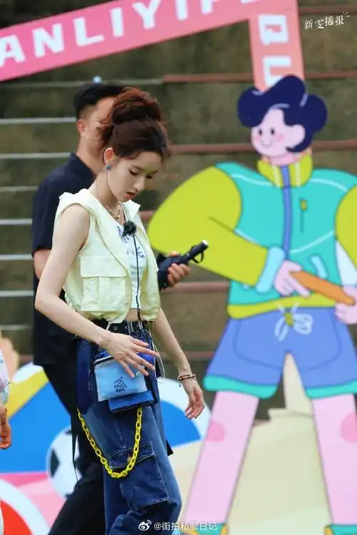 王玉雯超话  牛仔裤 | ledim wang  背心 | short sentence  项链
