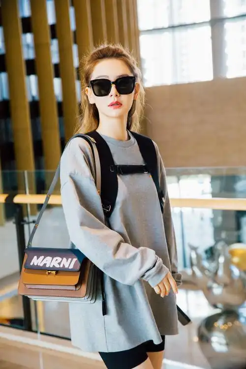 > 戚薇简约随性机场私服照图片(1/3)