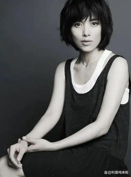 靳东真娶到宝了,老婆背心叠穿都有高级感,这气质娱乐圈难遇对手