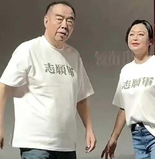 陈凯歌夫妻现身,他身躯佝偻精气神足,陈红小17岁却发福显老态!