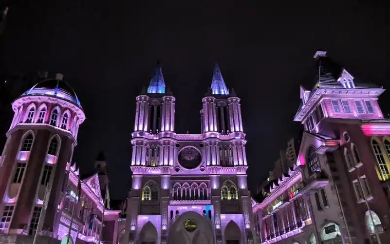 武汉光谷意大利风情街平安夜灯光秀