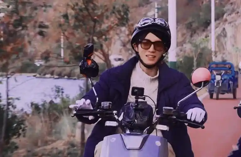 恰好是少年欢乐开播,王俊凯致命吐槽,和刘昊然一起唱歌