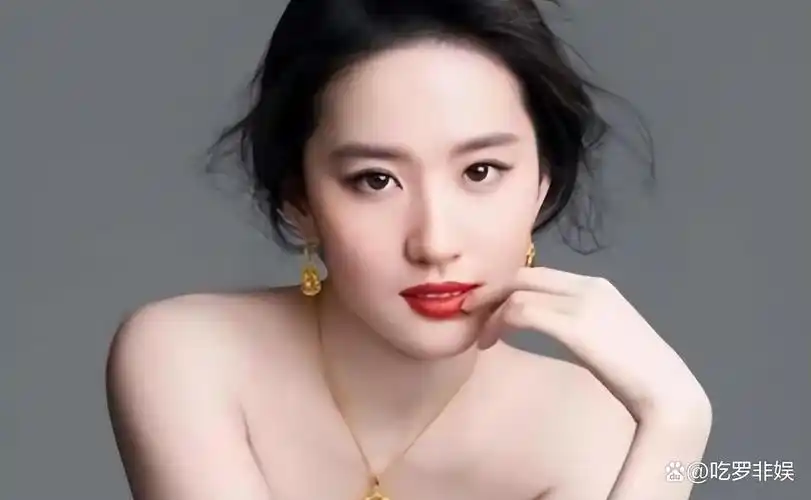 巴黎这一天刘亦菲勒出的赘肉治好了多少女人的身材焦虑