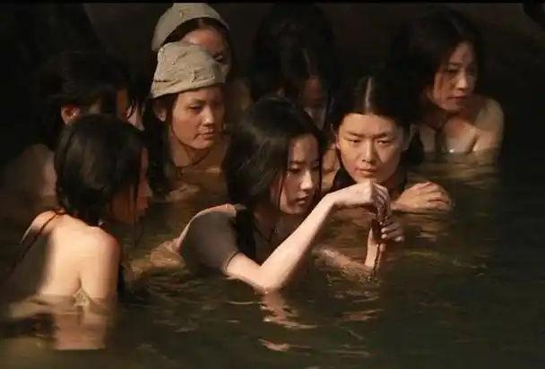 出身的关晓彤摆脱了稚嫩之后,已经是一个20出头落落大方的小姑娘了,戏