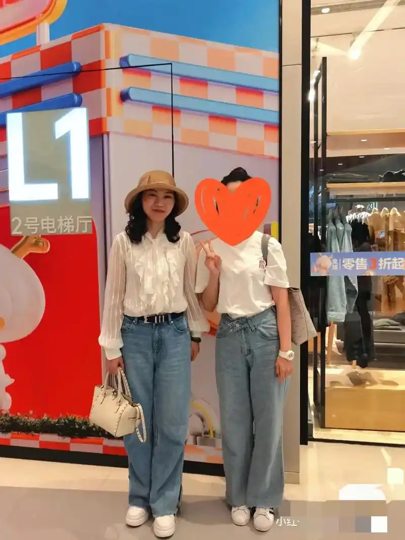 但实际上王俊凯妈妈为人很好,温柔善良,粉丝碰见了要合照她都答应.