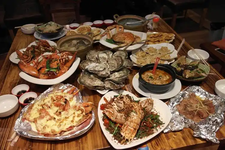 《寻味东莞》:无惧冬日寒风 "热辣辣"海鲜吃法美味暖身