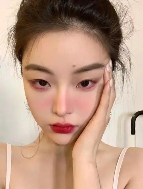 2019最流行的3款冬季妆容,温柔又吸睛,谁化谁美!