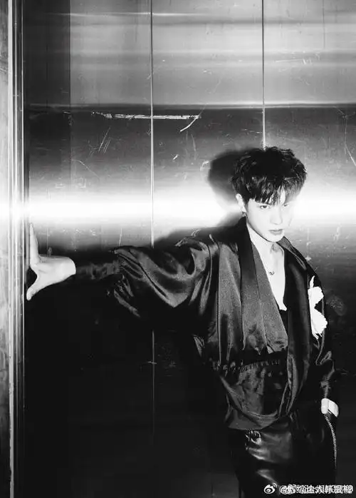 黄明昊黑色深v太危险了##黄明昊身边能不能多个我