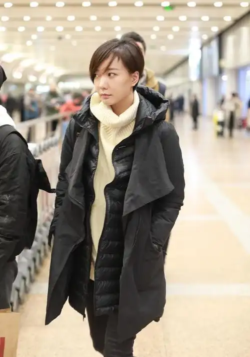 王珞丹风格多变,穿一身厚实装扮出门,曲线纤细身材还是超上镜
