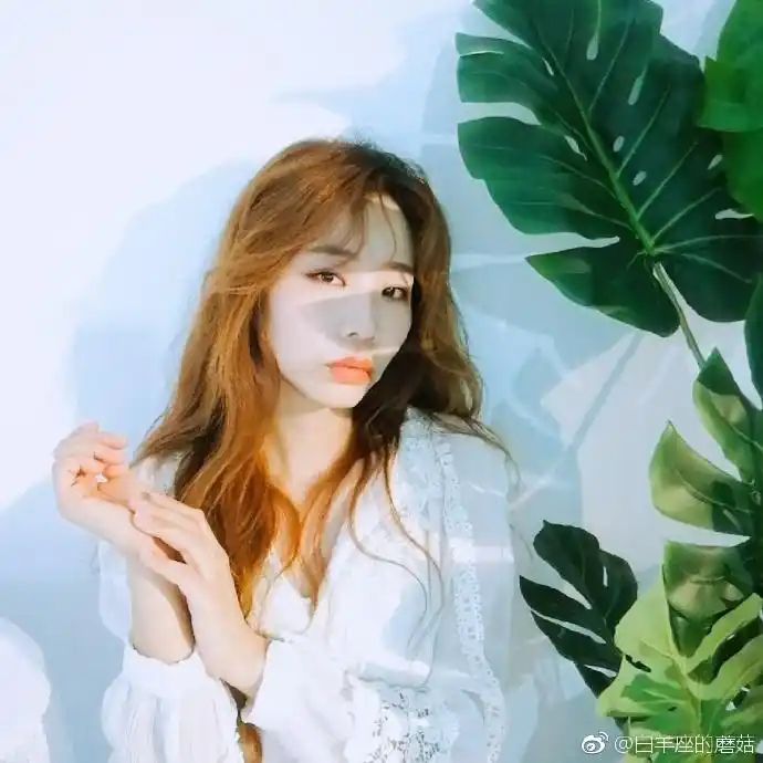 有点韩系专辑封面感的自拍照妆发:自己拍照:手机自拍滤镜:美图秀秀2