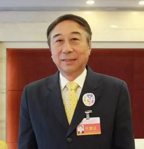 62岁冯巩近照,满头白发让人心酸,网友:陪伴我们长大的人变老了