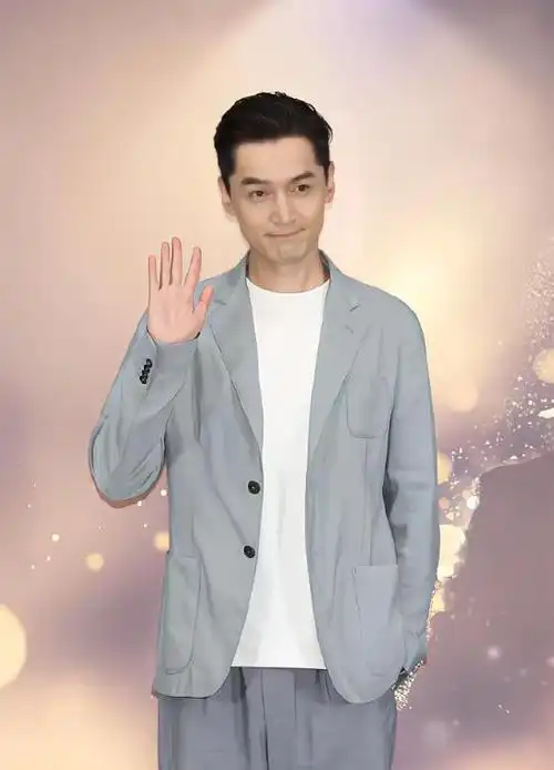 胡歌官宣结婚后老婆首次公开露面,素颜穿黑衣帅气依旧