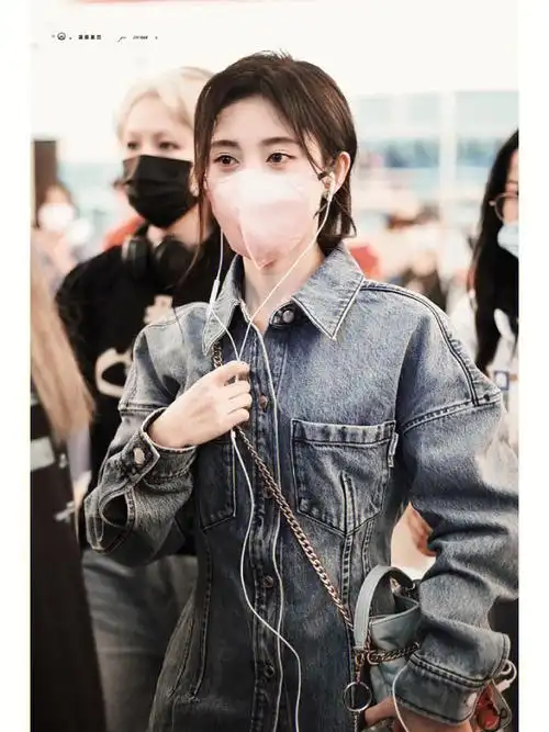 鞠婧祎机场私服穿搭