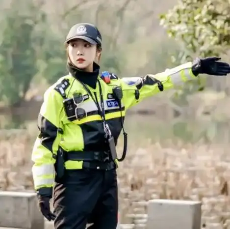 回顾交警李语蔚:日常生活照曝光,网友们被迷得"神魂