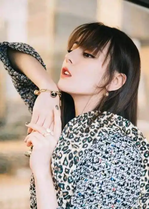 原创迪丽热巴真的要走软妹路线了飞碟手包可爱十足二次元少女来了