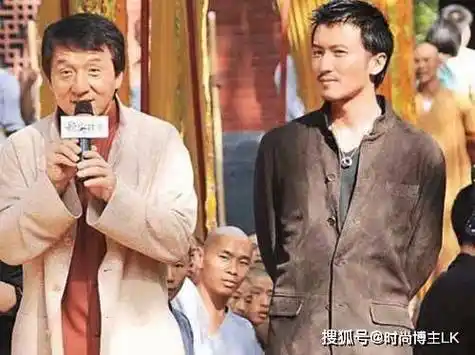 当年随口亲的婴儿,居然差点把他踢下神坛_谢霆锋_谢贤_父亲