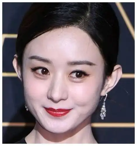 当红女星大头照迪丽热巴脸上凹凸最美的还是关晓彤