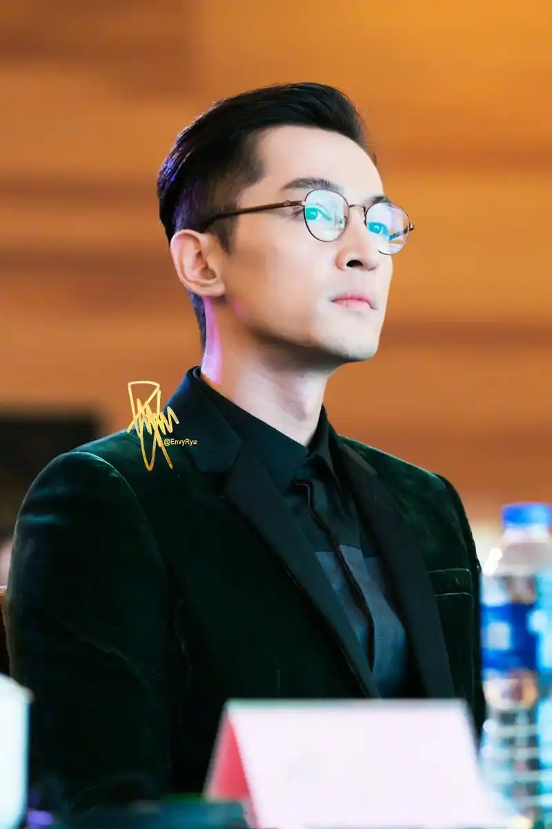 戴眼镜的胡歌,斯斯文文的,这张脸,是多少部言情小说的男主标配啊