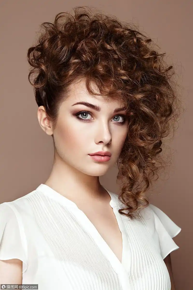 黑发女人,卷发发亮波浪发型的漂亮模特时尚照片