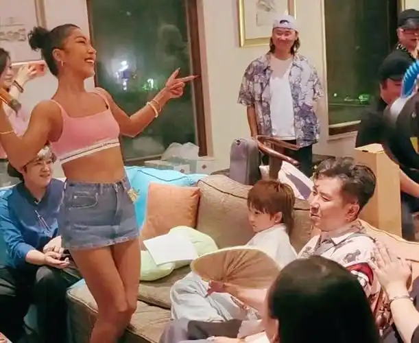 刘欢夫妇办家宴,吉克隽逸穿着大胆引热议,遭许多网友抨击没礼貌