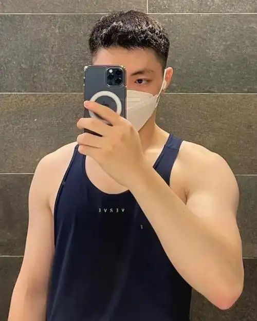 男生夏天别乱剪发型了,留这3款"露额"短发,帅气提升颜值!