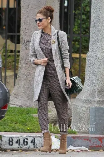 欧美明星演绎秋冬质感大衣街拍第一波