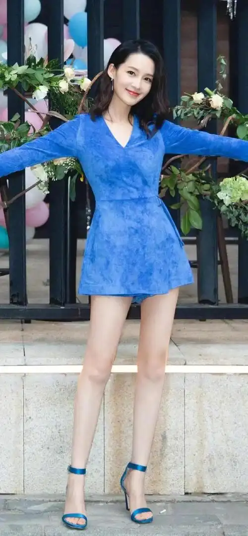 美女明星短裙大长腿写真腿真白嫩又直真养眼