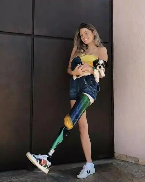 着越来越多人一家模特公司看中她签约她为平面模特只是这次她的"野心"