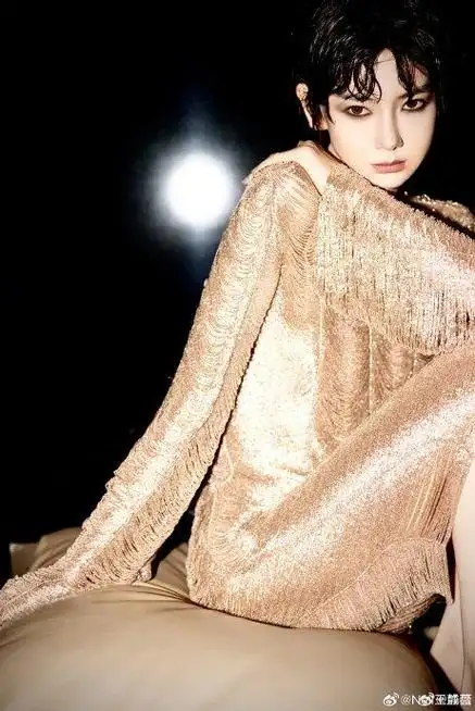 看到这次戚薇去穿同一套服装有做了两个不同发型的造型……_新浪新闻