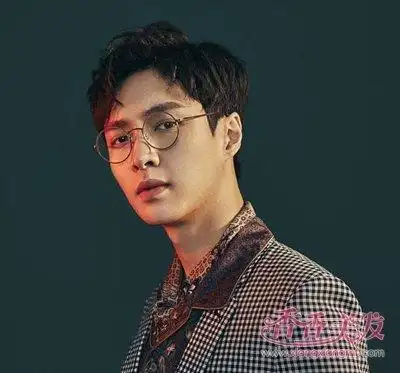 张艺兴偏分短发绅士又帅气 张艺兴演绎男神发型(3)