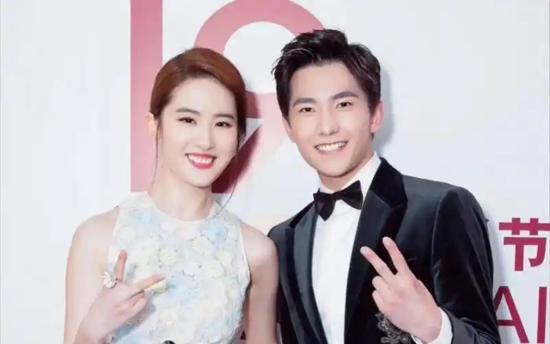 刘亦菲杨洋同框拥抱