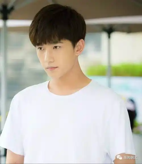 杨洋的这款锅盖头发型是年龄偏小的男生变帅利器.