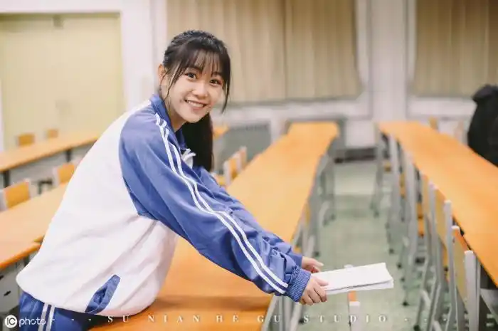 清纯校服女生校园的清纯穿校服的女孩