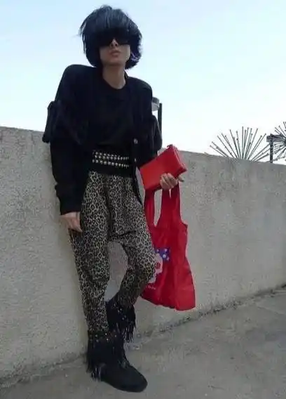 陈奕迅老婆徐濠萦,多巴胺风格的穿搭,抢眼又新潮_亮色_鞋子_袜子