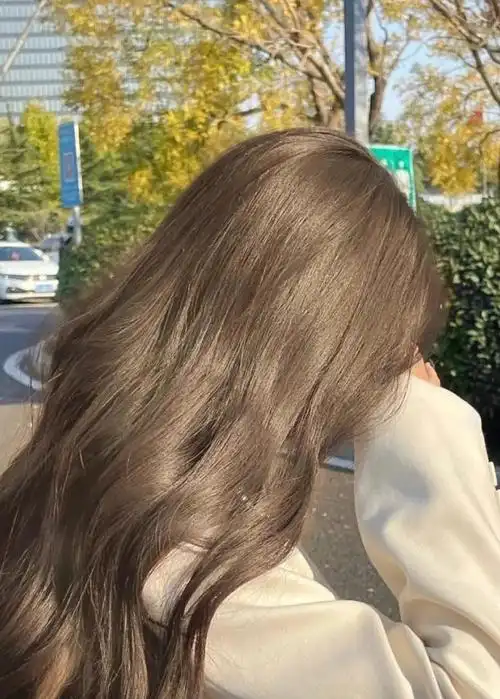 染完告别浓妆,素颜也显白的发色 2022新发色~(奶茶棕)素颜也显得白,绝