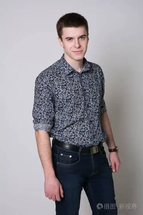 在一件衬衫的年轻男人微笑着的肖像