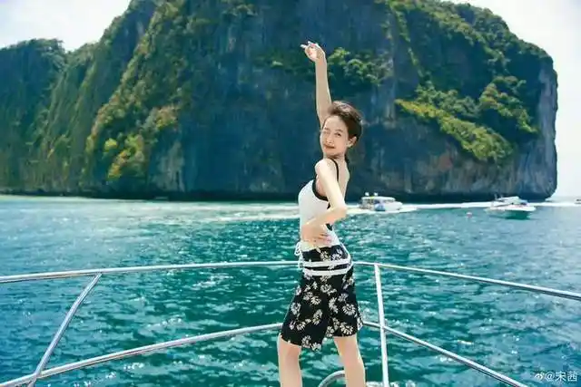 宋茜晒泳装照曲线好绝!穿露背装秀白皙美背,优越长颈天鹅臂太吸睛