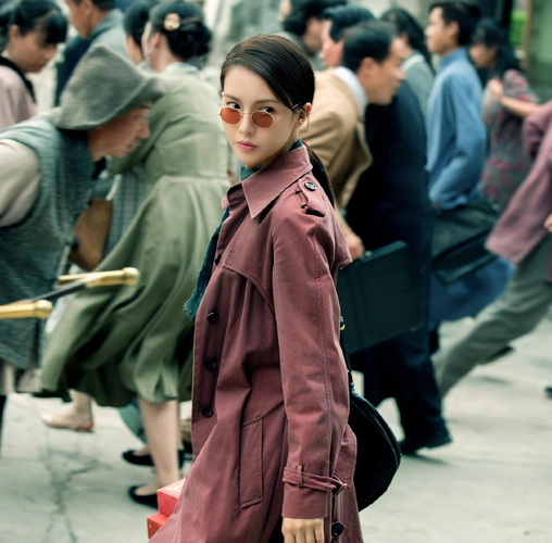 《隐秘而伟大》金晨复古穿搭却很帅,长相甜美的你,这样穿也可以