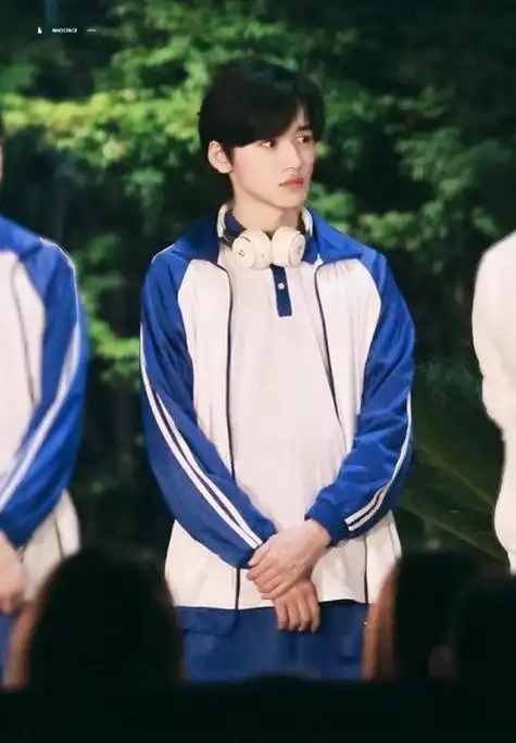 当肖战,龚俊,宋亚轩等一众男星穿上校服,你最想和谁做同桌?