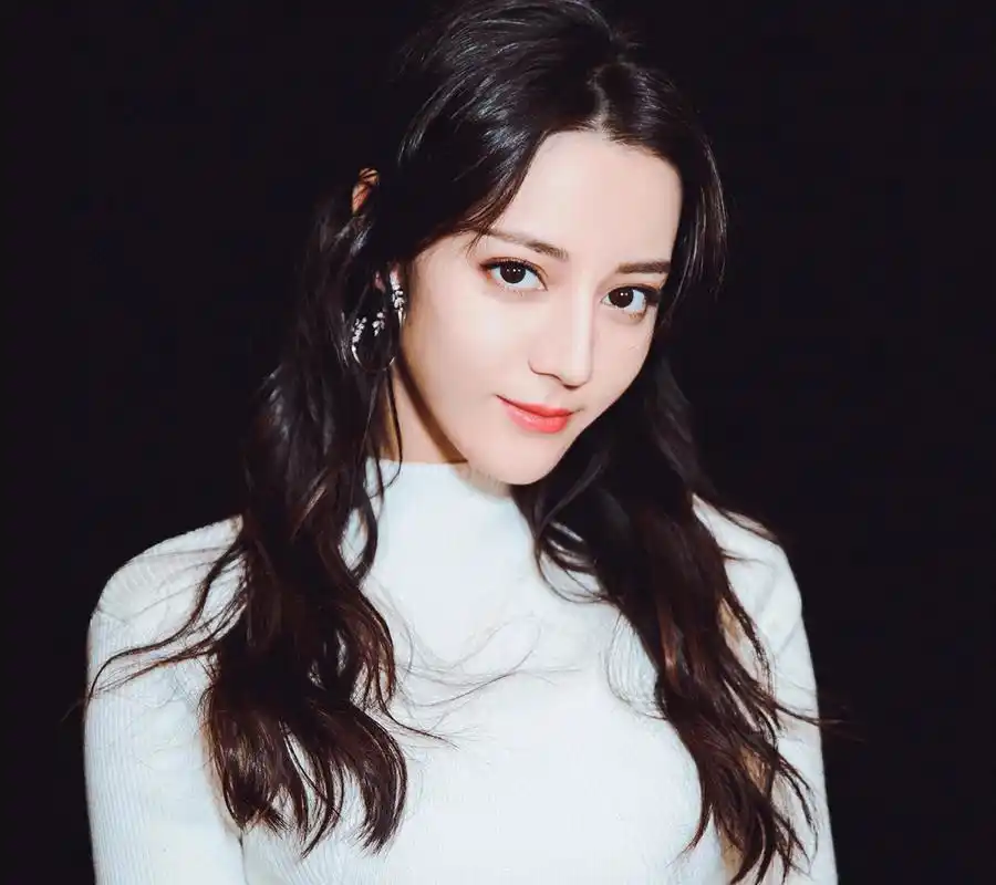 迪丽热巴:年轻貌美,青春靓丽,花朵一样娇艳.