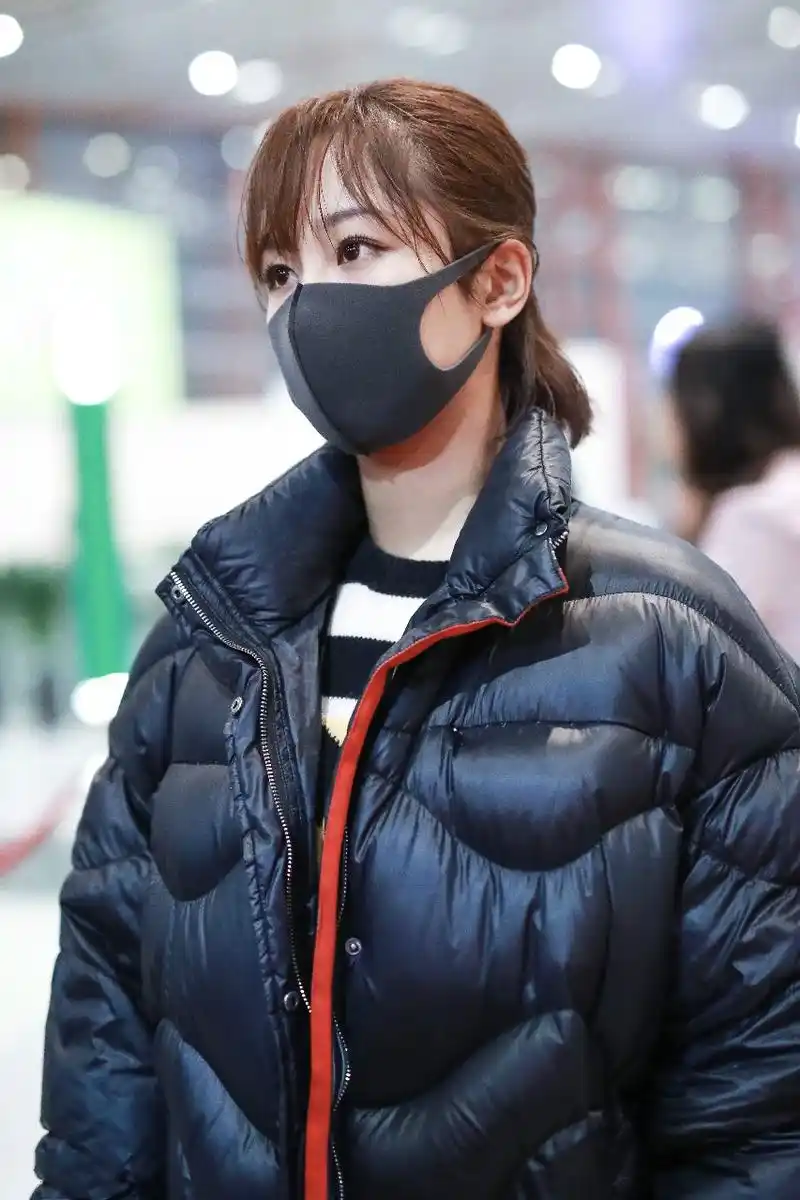 杨紫戴黑色口罩穿黑色羽绒服现身机场