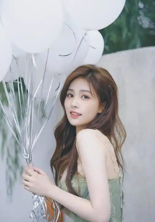 白鹿晒庆生照,气球长裙温柔回眸粉丝说:今日做最幸福的小朋友吧_白梦