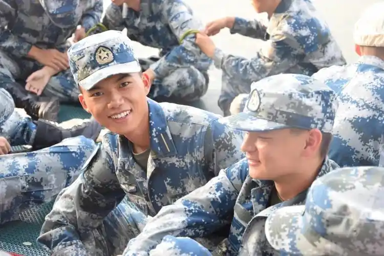 品品看,哪位新训班长的故事最有料? - 中国军网