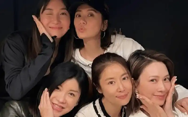 贾静雯林心如罕见同框!杨祐宁妻子晒聚会照,女神颜值难分伯仲