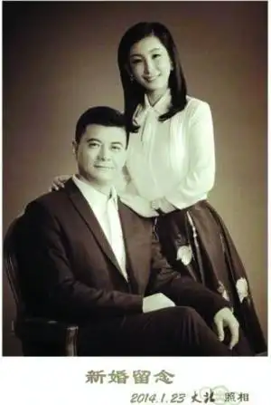 新闻中心 娱乐新闻  昨天,演员王新军晒出自己与秦海璐的复古结婚照片