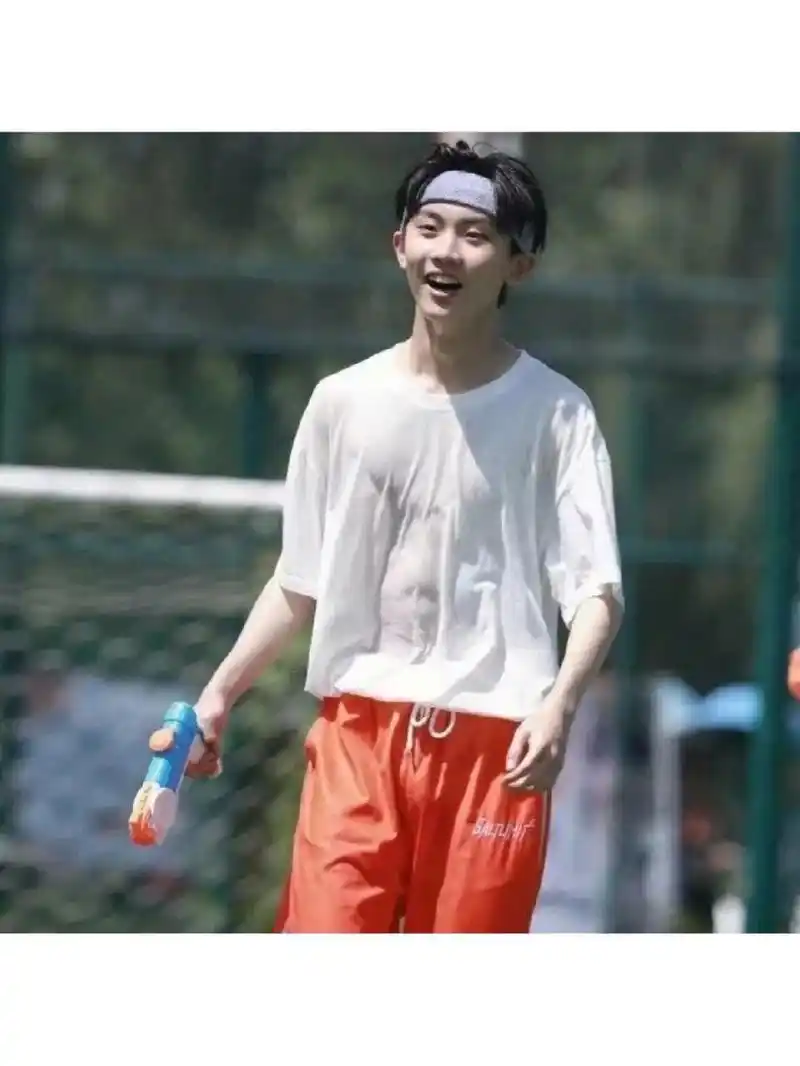 马嘉祺腹肌照来咯